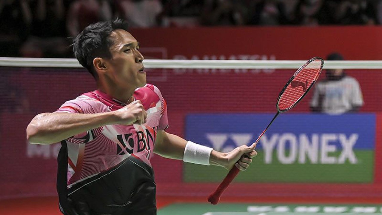 Pebulu tangkis tunggal putra Indonesia Jonatan Christie meluapkan kegembiraannya usai menang atas rekan senegaranya pebulu tangkis tunggal putra Chico Aura Dwi Wardoyo dalam final turnamen Daihatsu Indonesia Masters 2023 di Istora Gelora Bung Karno, Senayan, Jakarta, Minggu (29/1/2023). Jonatan Christie atau Jojo menjuarai Indonesia Masters 2023 usai menang atas Chico Aura Dwi Wardoyo dengan skor 21-15 dan 21-13. ANTARA FOTO/M Risyal Hidayat/tom/pri.