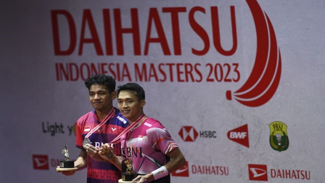 Pebulu tangkis tunggal putra Indonesia Jonatan Christie (kanan) bersama rekan senegaranya Chico Aura Dwi Wardoyo (kiri) berpose dengan trofi dan medalinya usai pertandingan final turnamen Daihatsu Indonesia Masters 2023 di Istora Gelora Bung Karno, Senayan, Jakarta, Minggu (29/1/2023). Jonatan Christie atau Jojo menjuarai Indonesia Masters 2023 usai menang atas Chico Aura Dwi Wardoyo dengan skor 21-15 dan 21-13. ANTARA FOTO/M Risyal Hidayat/hp.