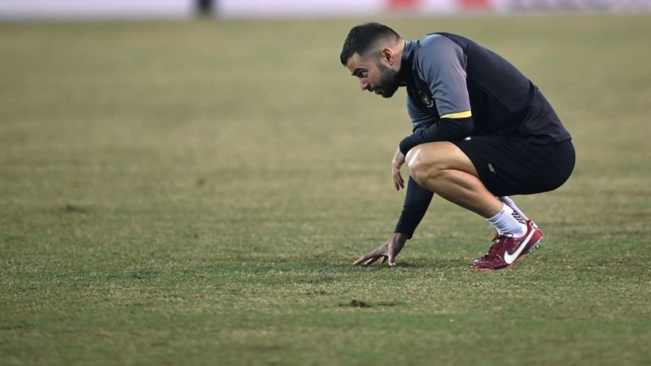 Pesepak bola Tim Nasional Indonesia Jordi Amat mengecek kondisi rumput lapangan sebelum sesi latihan resmi jelang pertandingan leg 2 babak semi final Piala AFF 2022 di Stadion Nasional My Dinh, Hanoi, Vietnam, Minggu (8/1/2023). Pelatih Shin Tae-yong menegaskan timnya tidak menargetkan seri tetapi menang melawan Timnas Vietnam dalam pertandingan leg 2 pada Senin (9/1/2023) untuk lolos ke babak final. ANTARA FOTO/Aditya Pradana Putra/YU