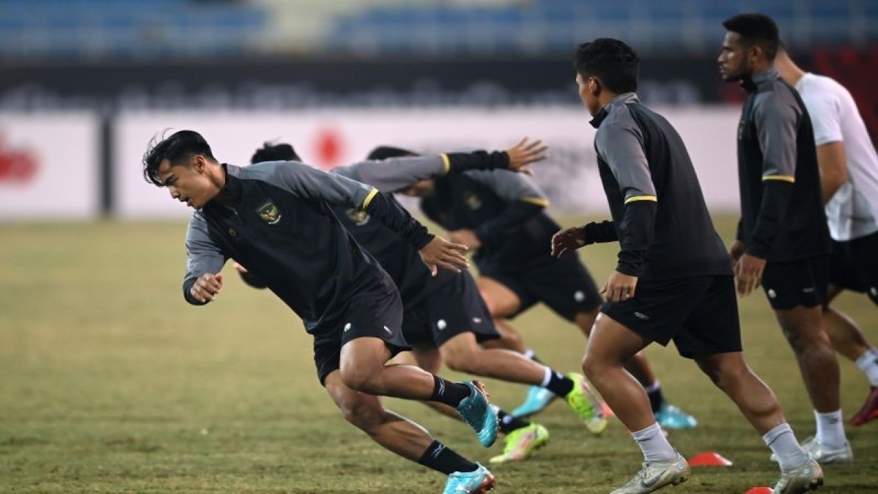 Pesepak bola Tim Nasional Indonesia Pratama Arhan (kiri) bersama rekan-rekannya berlatih dalam sesi latihan resmi jelang pertandingan leg 2 babak semi final Piala AFF 2022 di Stadion Nasional My Dinh, Hanoi, Vietnam, Minggu (8/1/2023). Pelatih Shin Tae-yong menegaskan timnya tidak menargetkan seri tetapi menang melawan Timnas Vietnam dalam pertandingan leg 2 pada Senin (9/1/2023) untuk lolos ke babak final. ANTARA FOTO/Aditya Pradana Putra/YU (ANTARA FOTO/ADITYA PRADANA PUTRA)