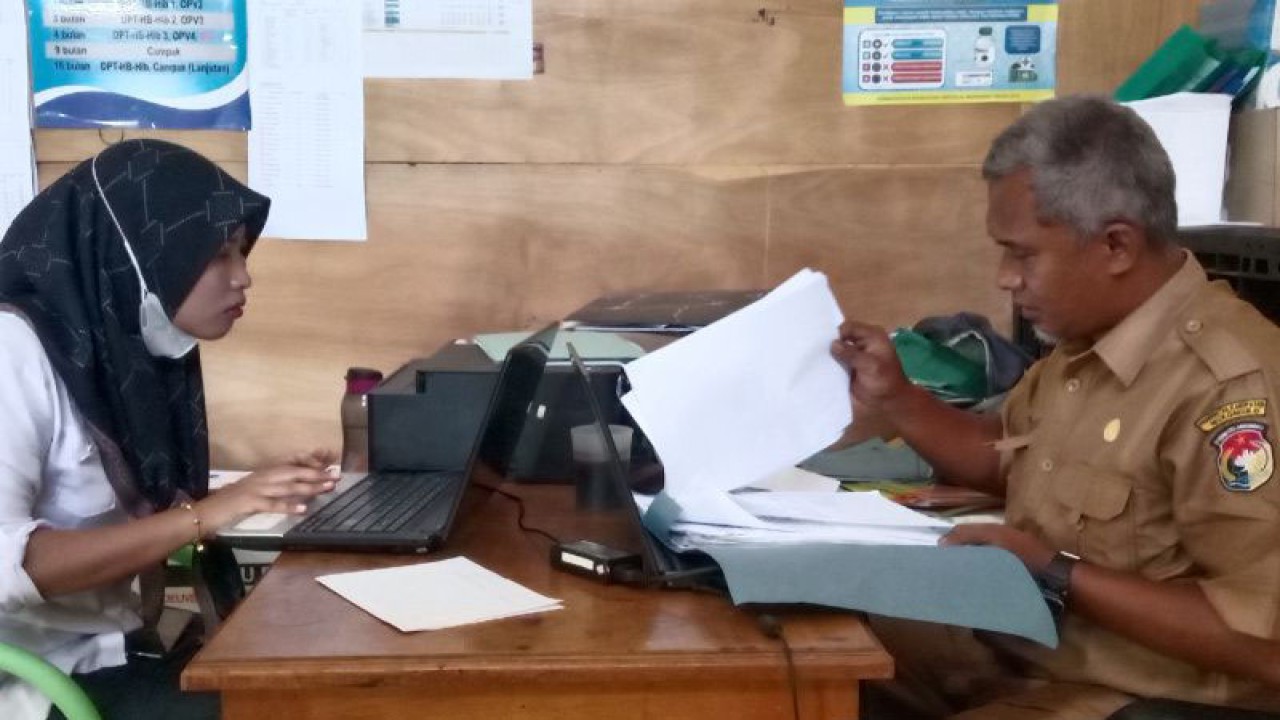 Petugas Pengelola program DBD Dinas Kesehatan Kabupaten Mukomuko merekap data jumlah penderita DBD, Minggu (11/12/2022). ANTARA/Ferri