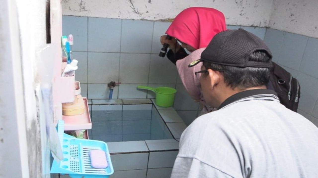 Jumantik PSN mengecek bak mandi di salah satu rumah warga Kebayoran Lama Selatan, Jakarta, Jumat (20/1/2023). ANTARA/HO-Kominfotik Jakarta Selatan