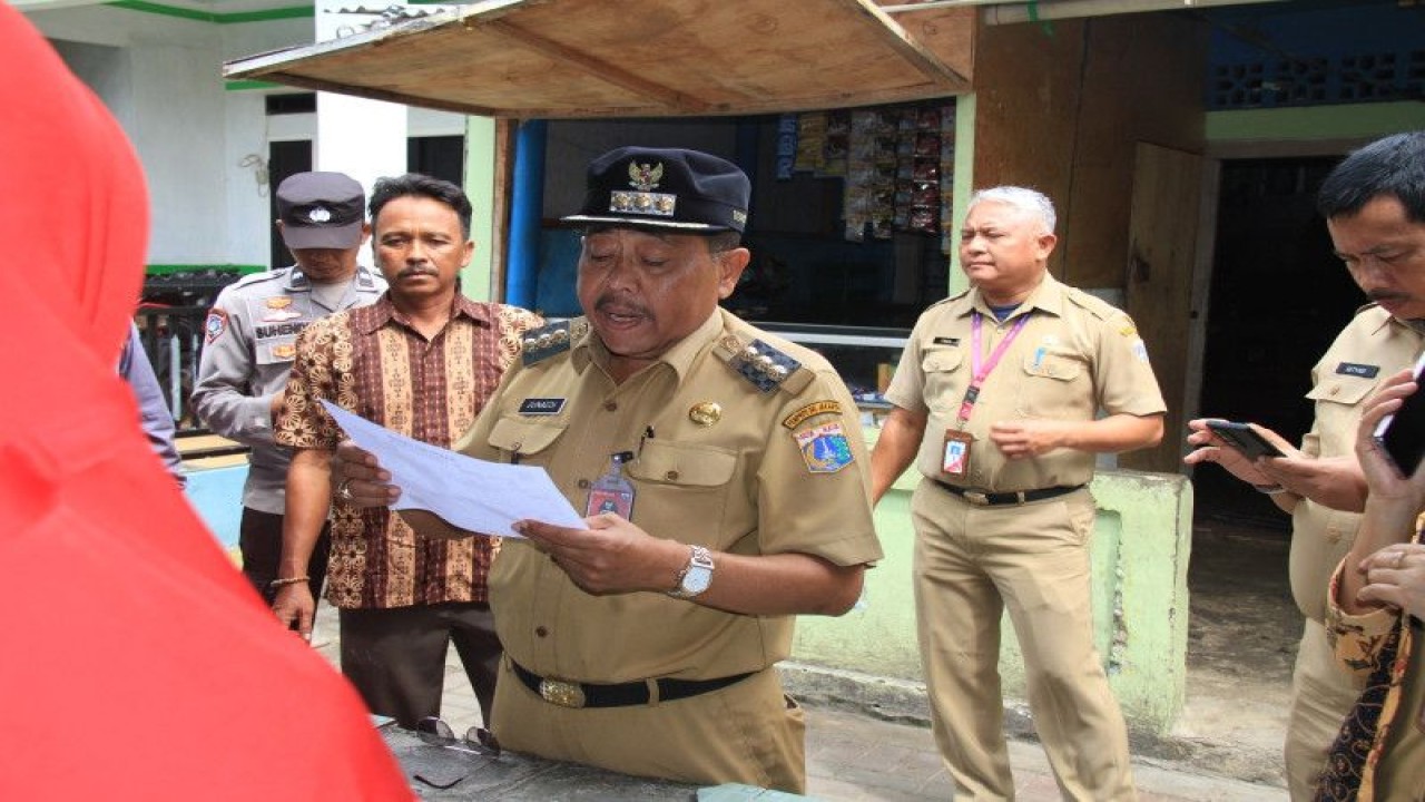Bupati Kepulauan Seribu Junaedi memeriksa data keluarga penerima program bantuan dari Pemerintah Provinsi DKI Jakarta di RW 01 Pulau Panggang, Kepulauan Seribu Utara bersama jajaran Satuan Perangkat Daerah (SKPD) dan Unit Kerja Perangkat Daerah (UKPD) terkait, Selasa (31/1/2023). ANTARA/HO-Kominfotik Kepulauan Seribu