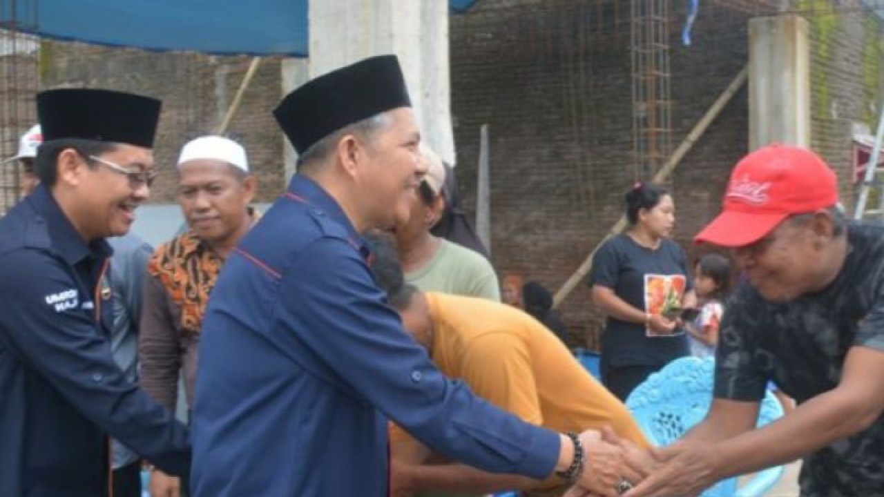 Wakil Ketua Bidang II Baznas Makassar Jurlan Saho'as saat menyerahkan bantuan kepada korban musibah puting beliung di Makassar. ANTARA/HO/Din Pattisahusiwa