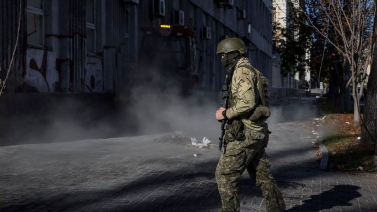 Arsip - Seorang prajurit Ukraina berpatroli di lokasi serangan militer Rusia terjadi, saat invasi Rusia ke Ukraina terus berlanjut, di Kiev tengah, Ukraina, 10 Oktober 2022. (ANTARA/REUTERS/Gleb Garanich/as)