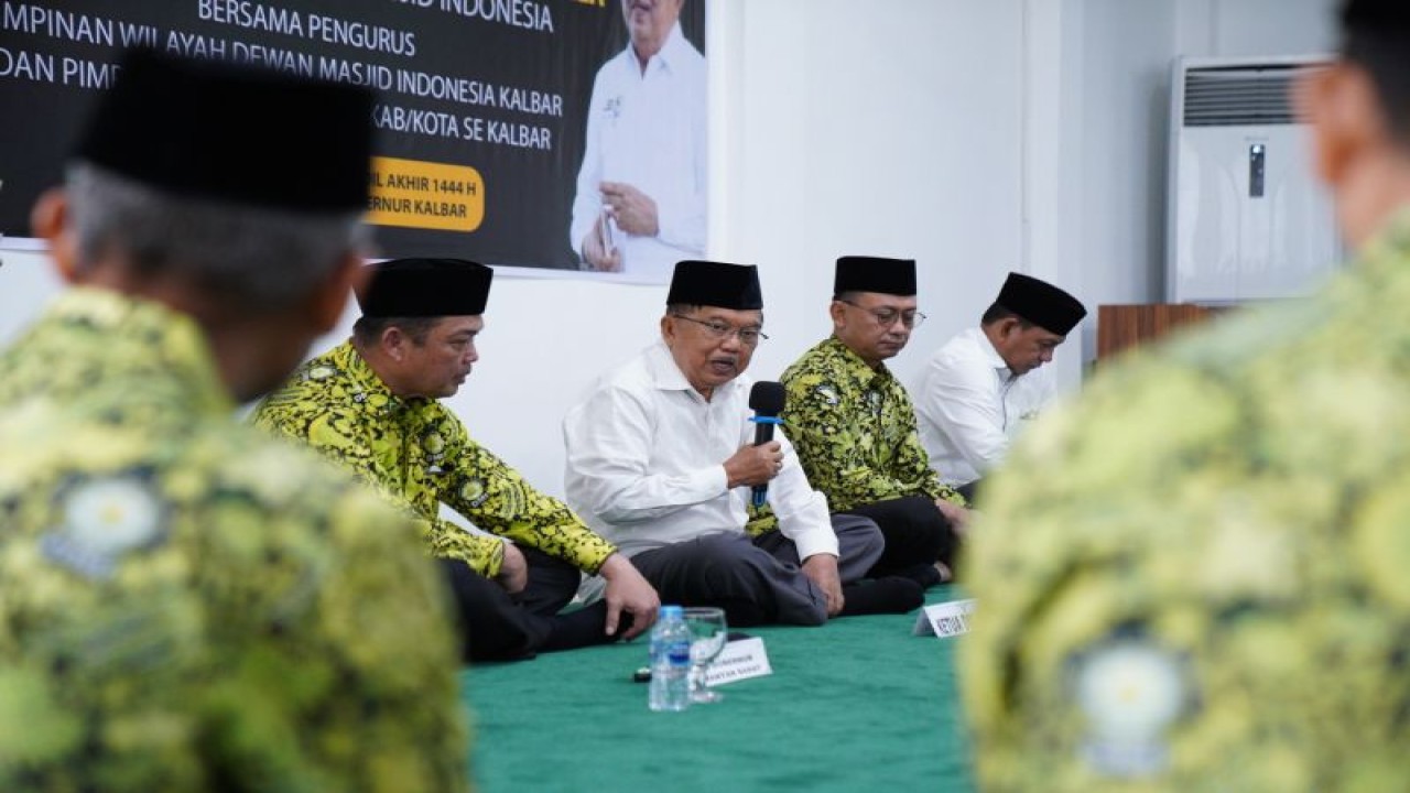 Ketua Umum Pimpinan Pusat DMI Jusuf Kalla didampingi Wakil Gubernur Kalimantan Barat Ria Norsan dan Wali Kota Pontianak Edi Rusdi Kamtono dalam acara di Kota Pontianak, Kalimantan Barat, Kamis 919/1/2023). (ANTARA/HO-Humas Pemkot Pontianak)
