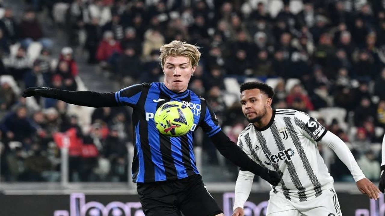 Penyerang Atalanta Rasmus Hojlund (kiri) berduel memperebutkan bola dengan gelandang Juventus Weston McKennie pada pertandingan Liga Italia yang dimainkan di Stadion Juventus, Turin, Minggu (22/1/2023). (ANTARA/AFP/ISABELLA BONOTTO)