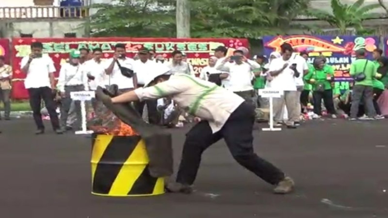 Ilustrasi- Peragaan keselamatan kerja oleh pekerja di Lampung. ANTARA/HO.