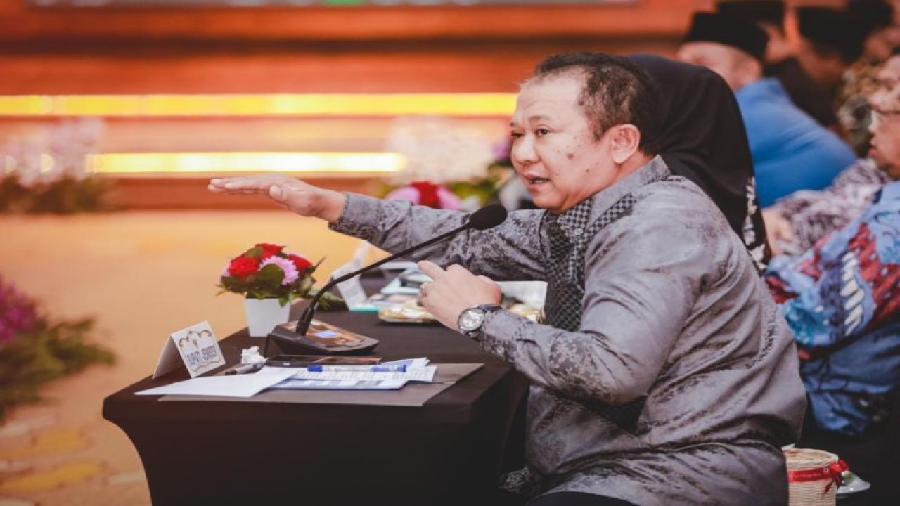 Bupati Jember Hendy Siswanto saat menghadiri kegiatan koordinasi perlintasan sebidang KA di Surabaya, Rabu (4/1/2023). (ANTARA/HO-Diskominfo Jember)