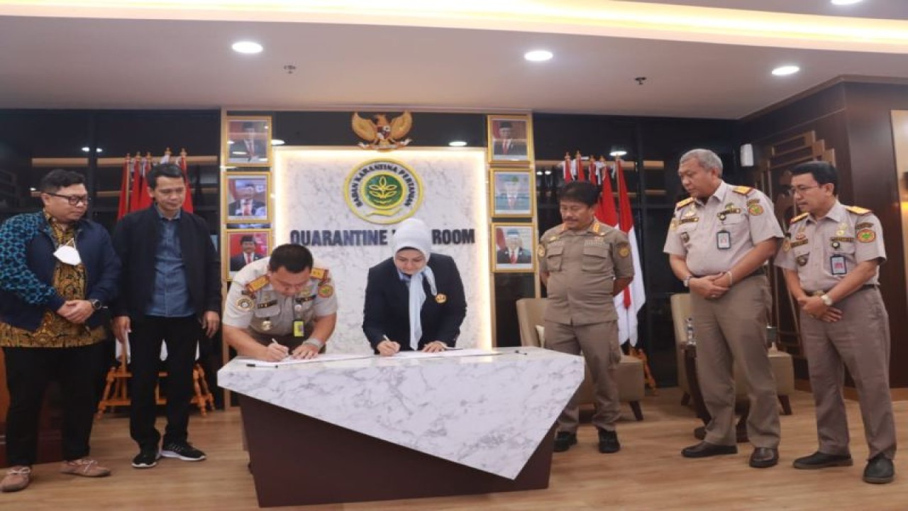 Kepala Badan Karantina Pertanian (Barantan) Kementerian Pertanian Bambang (tiga dari kanan) menyaksikan penandanganan naskah kerjasama antara Barantan dengan Institut Pembangunan Jawa Barat,  Universitas Padjadjaran (Injabar Unpad) tentang "Pendampingan dan Pengembangan Buah Tropis Kualitas Ekspor di Jawa Barat" di Jakarta, Selasa (3/1/2023) (Antara/HO/Badan Karantina Pertanian)