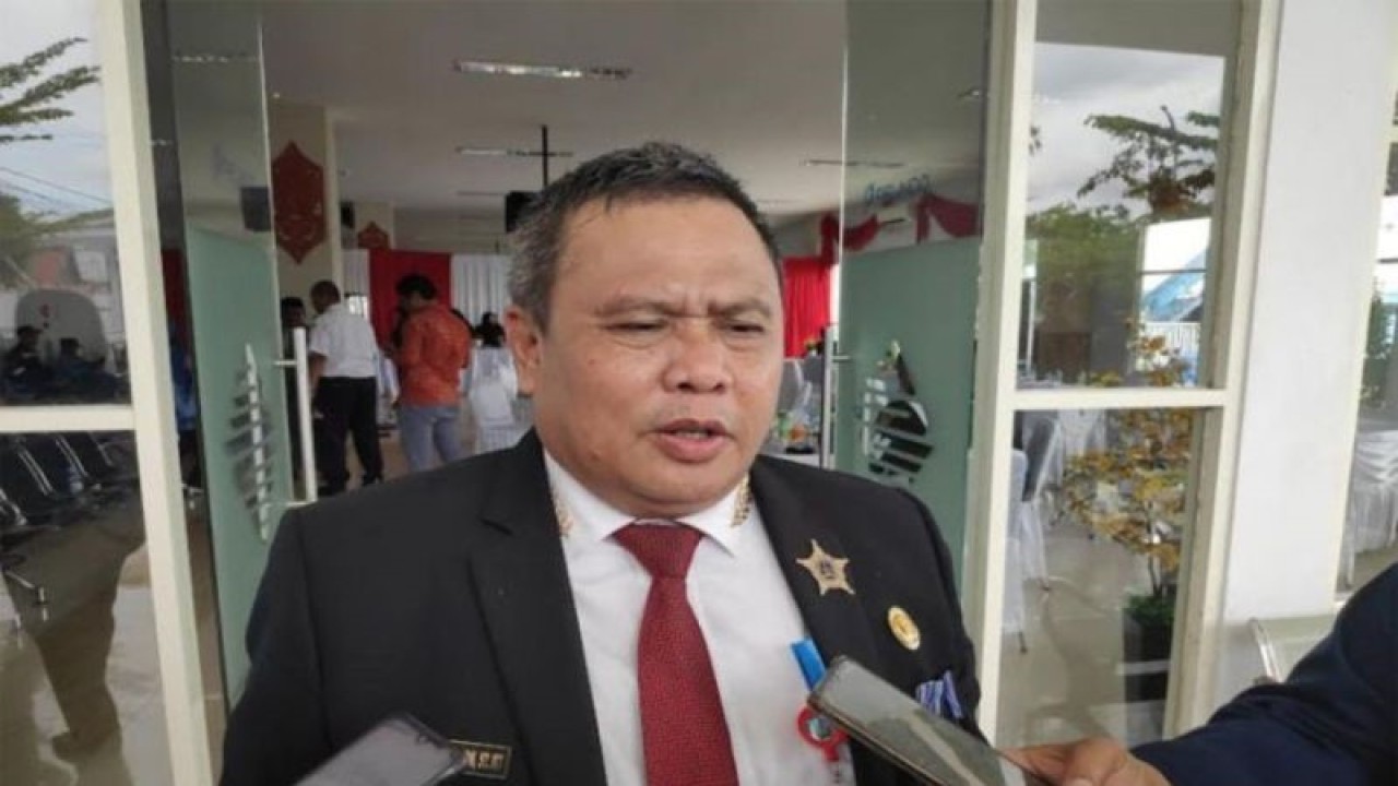 Plt Sekertaris Daerah Pemkab Kobar Juni Gultom saat memberikan keterangan kepada media di Pangkalan Bun. ANTARA/M Husein Asy'ari