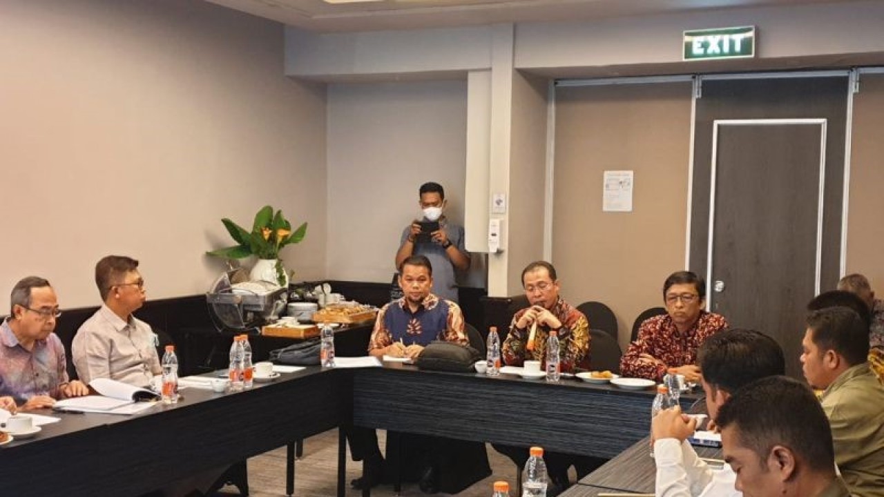 Bupati Mukomuko Sapuan menggelar rapat koordinasi dengan perusahaan terkait pembangunan pelabuhan CPO, Kamis (19/1/2023) ANTARA/HO-Istimewa.