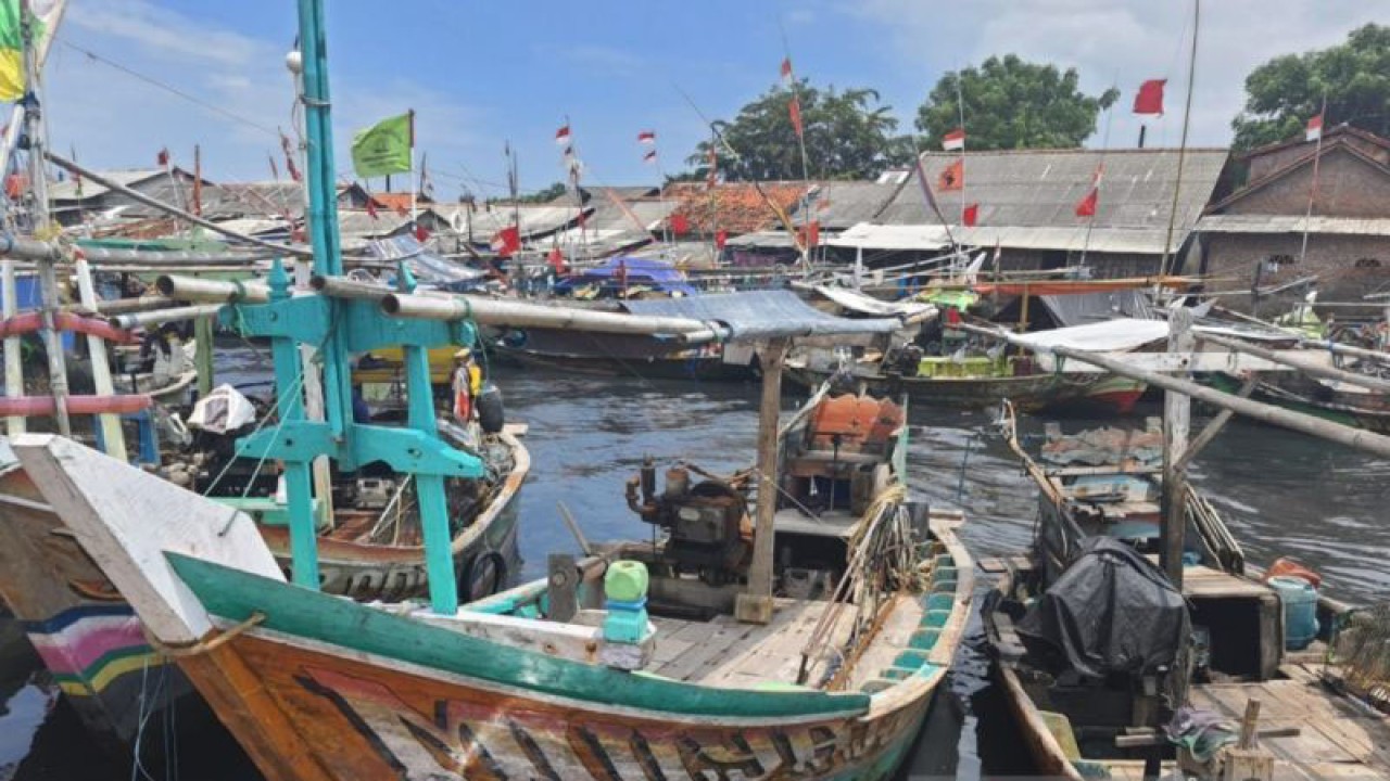 Sejumlah perahu nelayan bersandar di dermaga di pantai Tanjung Kait, Kabupaten Tangerang.(Azmi)