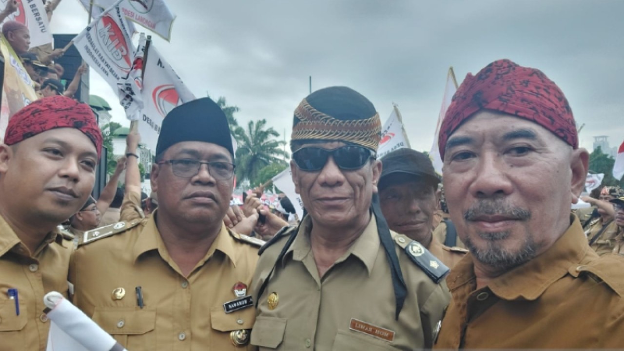 Para kepala desa menyampaikan aspirasi ke DPR untuk menuntut revisi terbatas Undang-Undang Nomor 6 Tahun 2014 tentang Desa. ANTARA/HO-Banggar DPR RI