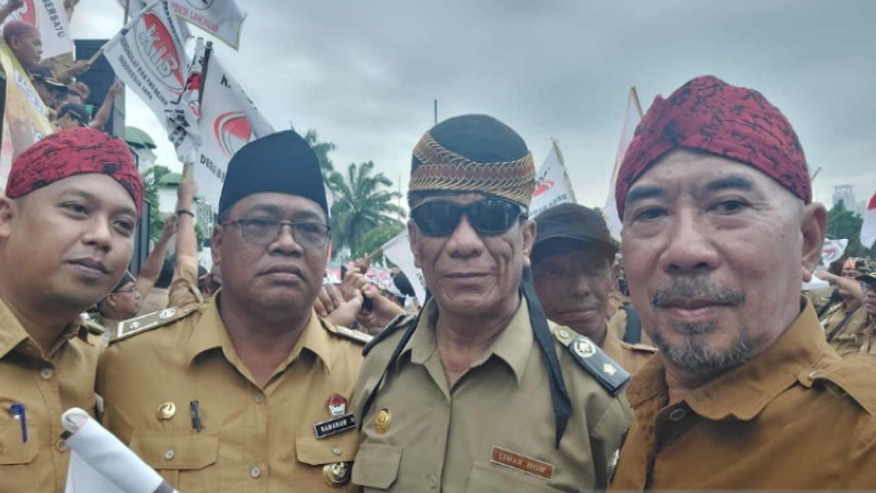 Para kepala desa menyampaikan aspirasi ke DPR untuk menuntut revisi terbatas Undang-Undang Nomor 6 tahun 2014 tentang Desa. (ANTARA/HO-Banggar DPR RI)