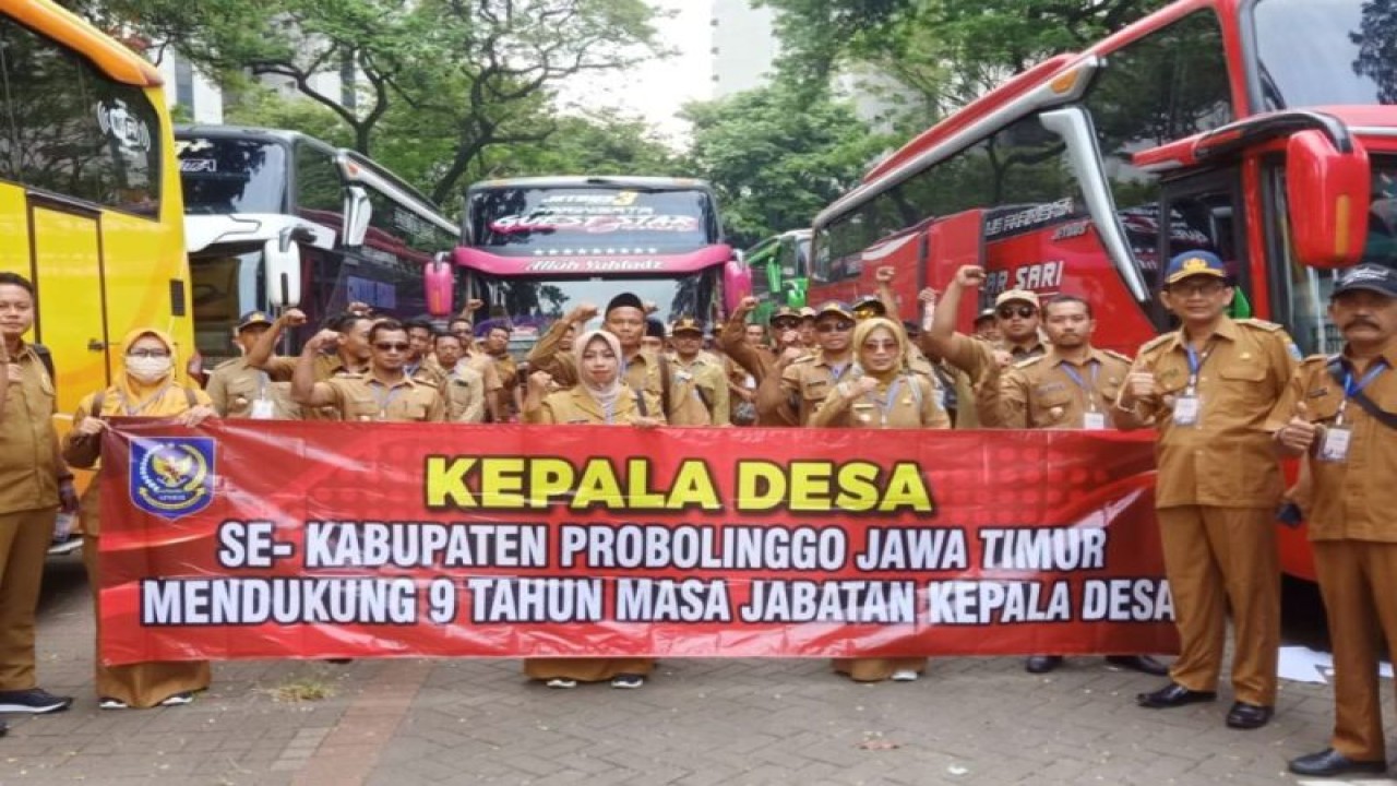 Foto dok. Ratusan kades yang tergabung dalam Asosiasi Pemerintah Desa Seluruh Indonesia (Apdesi) Kabupaten Probolinggo ikut aksi damai di Gedung Senayan DPR/MPR RI, Jakarta, Selasa (17/1/2023). ANTARA/HO-Apdesi Probolinggo