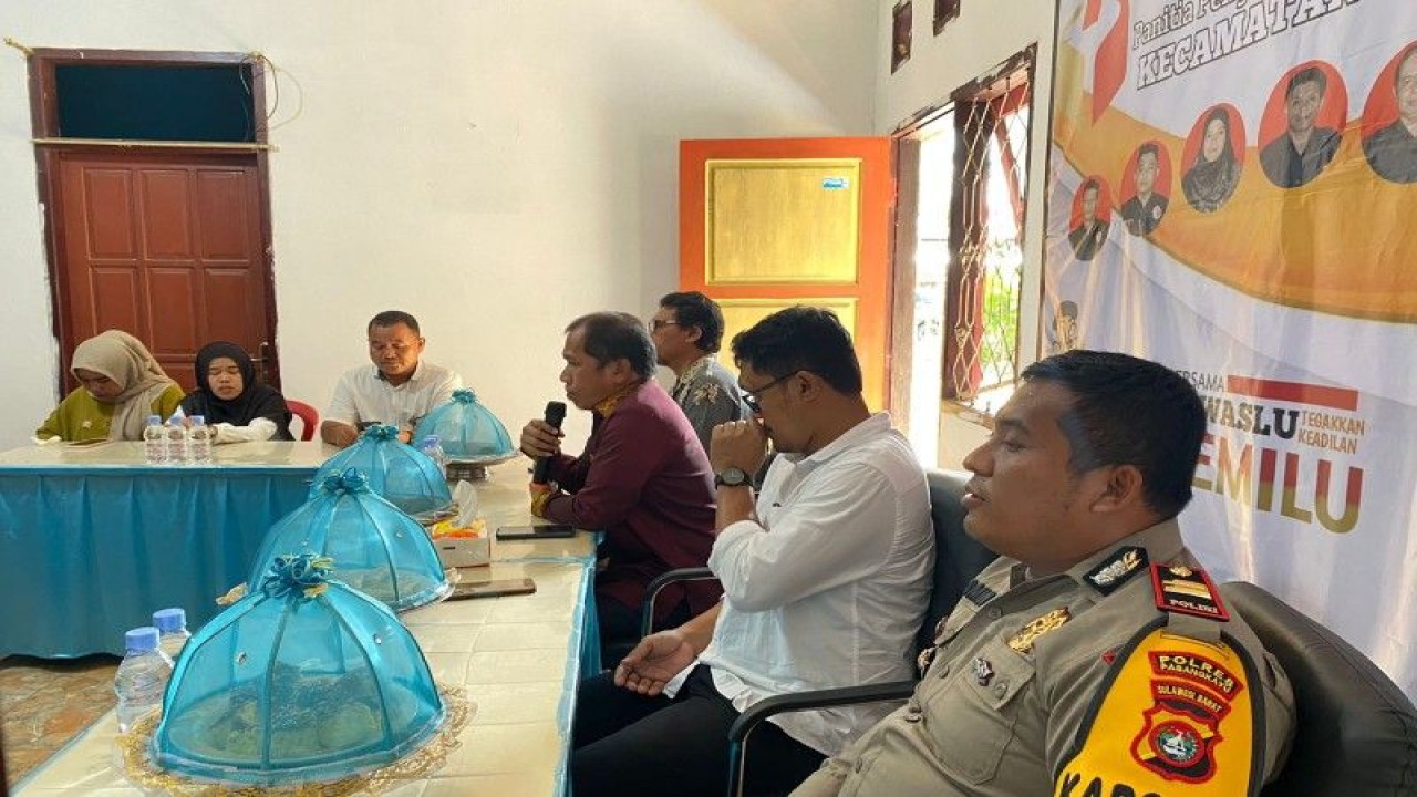Penwalu Kecamatan Sarudu Kabupaten Pasangkayu Masram melakukan rapat koordinasi dengan seluruh stakeholder Kepala Desa dan Pemerintah Kecamatan serta TNI Polri untuk mengawasi pelaksanaan pemilu 2024 di Pasangkayu, Sabtu (07/1/2022) ANTARA Foto/ M Faisal Hanapi