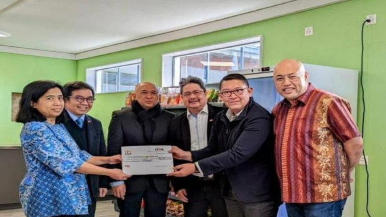 Menteri Koperasi dan UKM Teten Masduki (ketiga kiri), Dubes RI untuk Switzerland dan Liechtenstein Muliaman Hadad (kedua kiri) dan Wakil Ketua Umum Koordinator Bidang Organisasi, Hukum dan Komunikasi Kadin Indonesia Yukki Nugrahawan Hanafi (kedua kanan) dalam peresmian ITH di Swiss, Rabu (25/1/2023) (ANTARA/HO Kadin Indonesia)