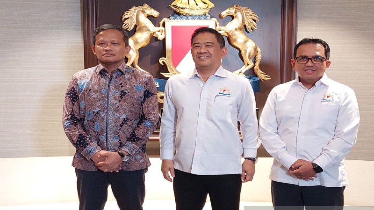 Group Head of Corporate Secretary Pelindo Ali Mulyono (kiri), Kepala Badan Logistik dan Rantai Pasok Kadin Akbar Djohan (tengah), Ketua Komite Tetap Bidang Perhubungan Laut Kadin Indonesia Nova Y. Mugijanto (kanan) dalam konferensi pers BIMP-EAGA Maritime 2023 di Menara Kadin, Jakarta, Kamis (12/1/2023). ANTARA/Sinta Ambarwati