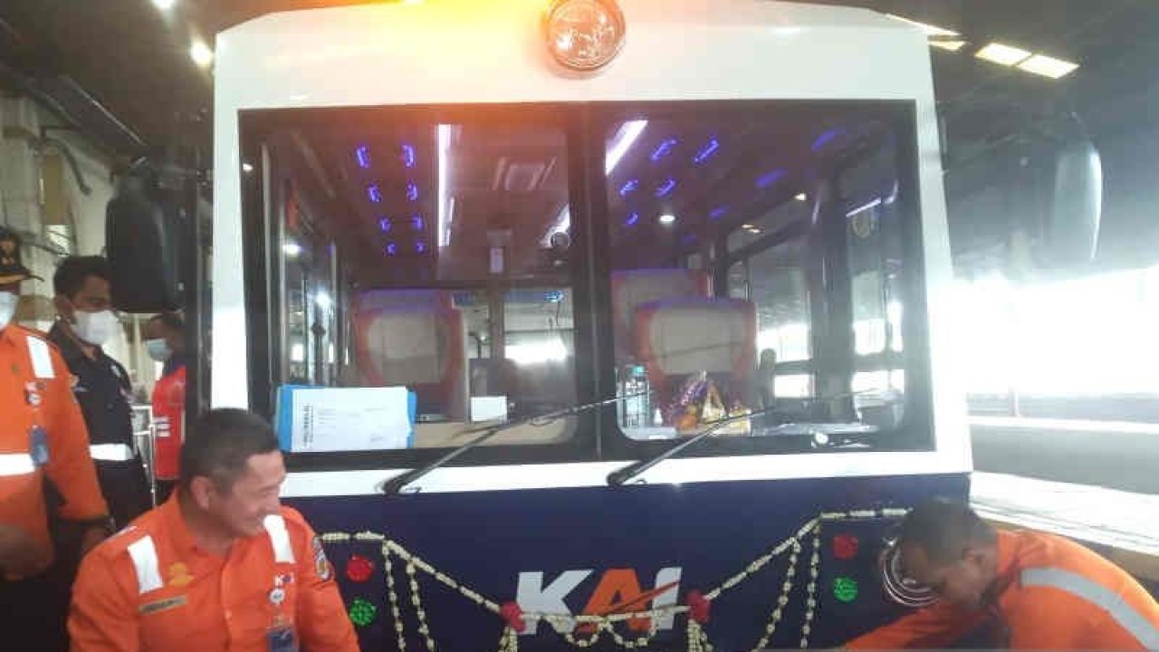 Direktur Keselamatan dan Keamanan KAI Sandry Pasambuna (kiri) bersama VP Daop 3 Cirebon Takdir Santoso (kanan) saat meresmikan kereta lori di Cirebon, Jawa Barat, Kamis (5/1/2023). (ANTARA/Khaerul Izan)