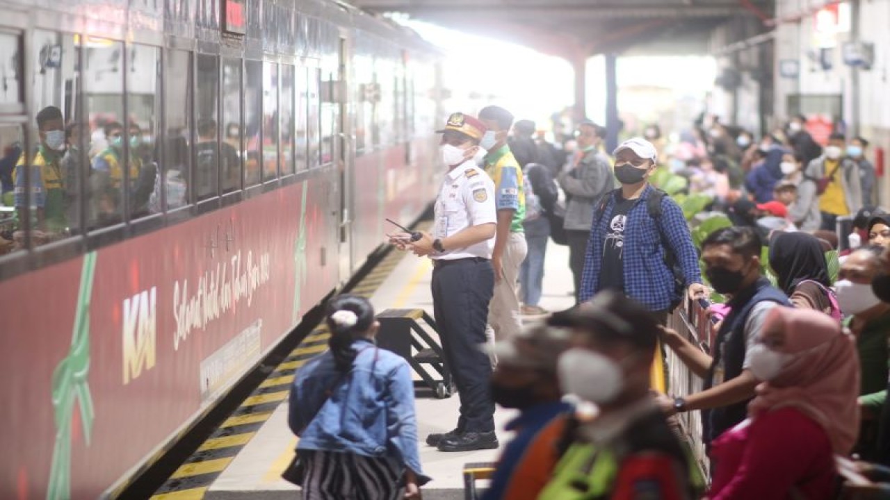Aktivitas calon penumpang kereta api saat masa angkutan Natal 2022 dan Tahun Baru 2023 di Stasiun Madiun. ANTARA/HO-Humas Daop 7 Madiun