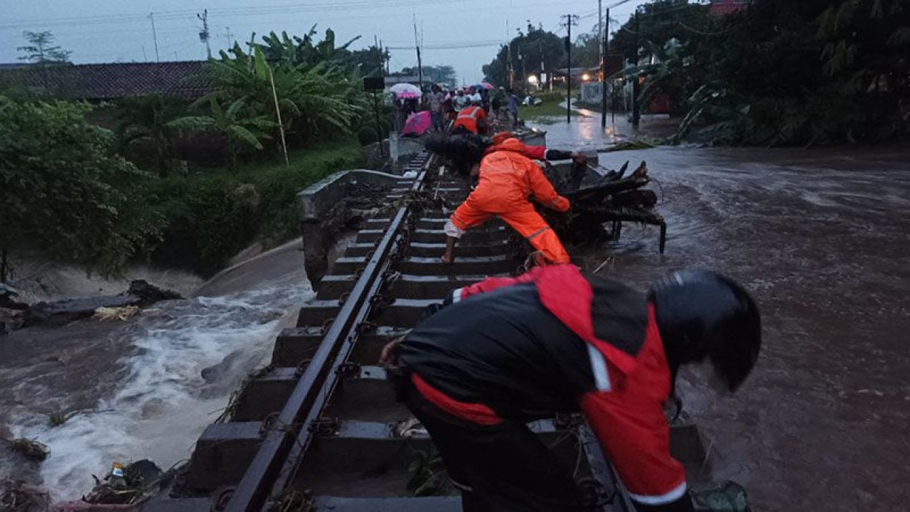 Tim Prasarana PT KAI Daop 5 Purwokerto melakukan penanganan gogosan sepanjang 15 meter di KM 22+3/8 petak jalan Prupuk-Slawi, Rabu (4/1/2023) petang. ANTARA/HO-KAI Purwokerto