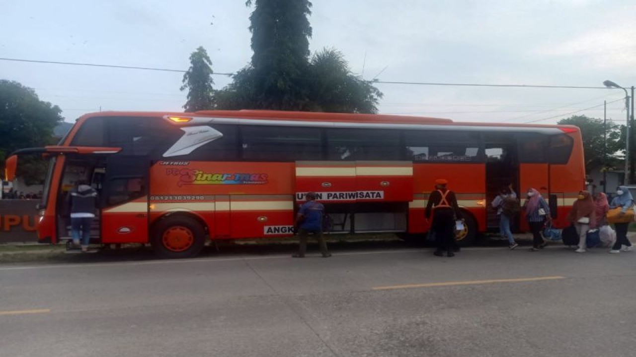 PT KAI Daop 5 Purwokerto melakukan "oper stappen" dengan memindahkan penumpang KA Brantas Tambahan relasi Blitar-Pasar Senen dengan menggunakan bus dari Stasiun Prupuk menuju Brebes, Tegal, dan Pekalongan, Minggu (1/1/2023). ANTARA/HO-KAI Purwokerto