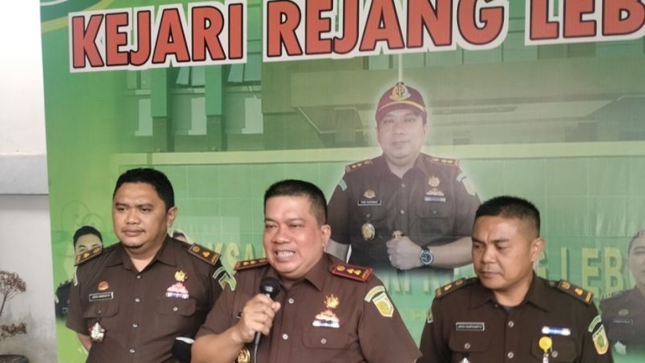 Kajari Rejang Lebong Yadi Rachmat Sunaryadi (tengah). dok.ANTARA