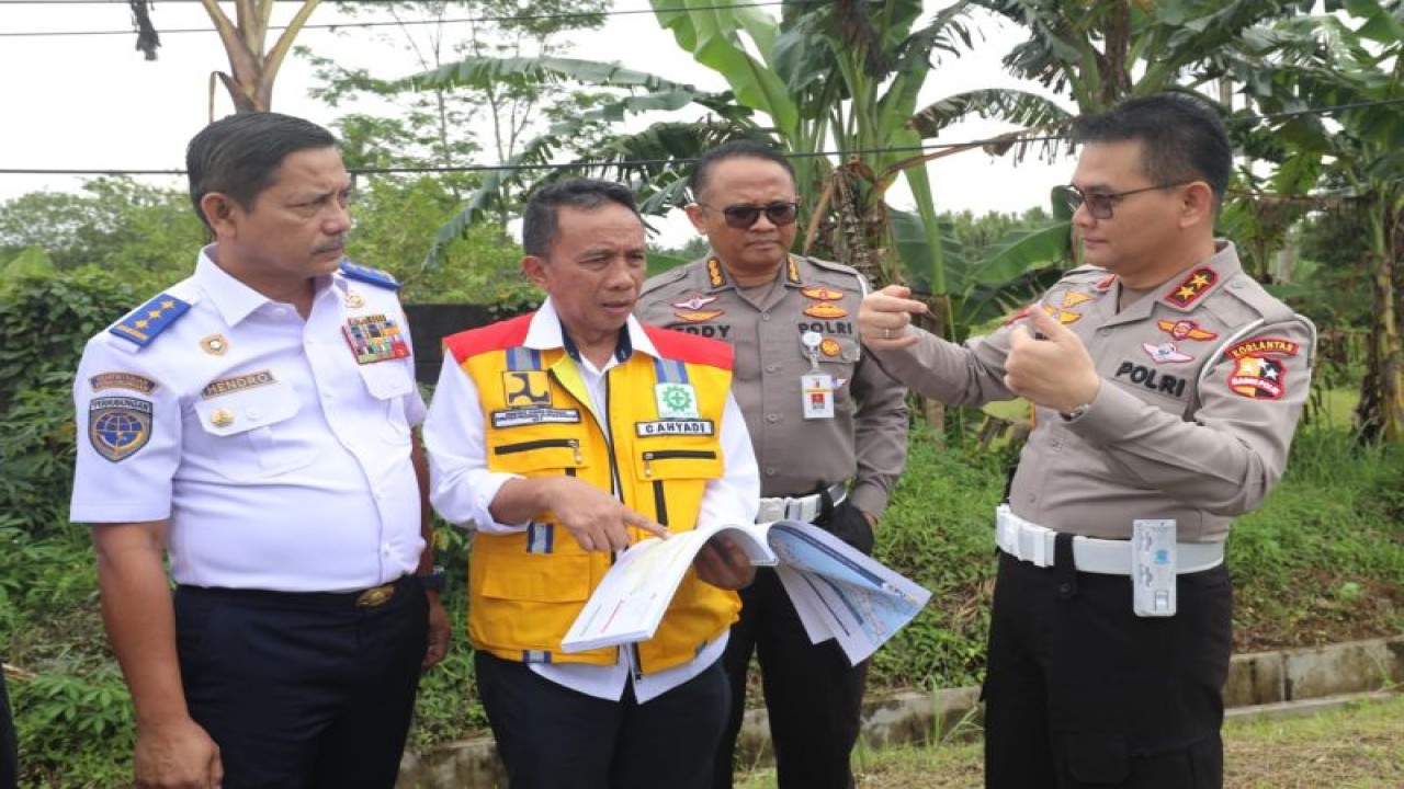 Kakorlantas Polri Irjen Pol Firman Shantyabudi meninjau kesiapan sejumlah jalur alternatif yang akan digunakan pada mudik Lebaran 2023. ANTARA/HO-Korlantas Polri