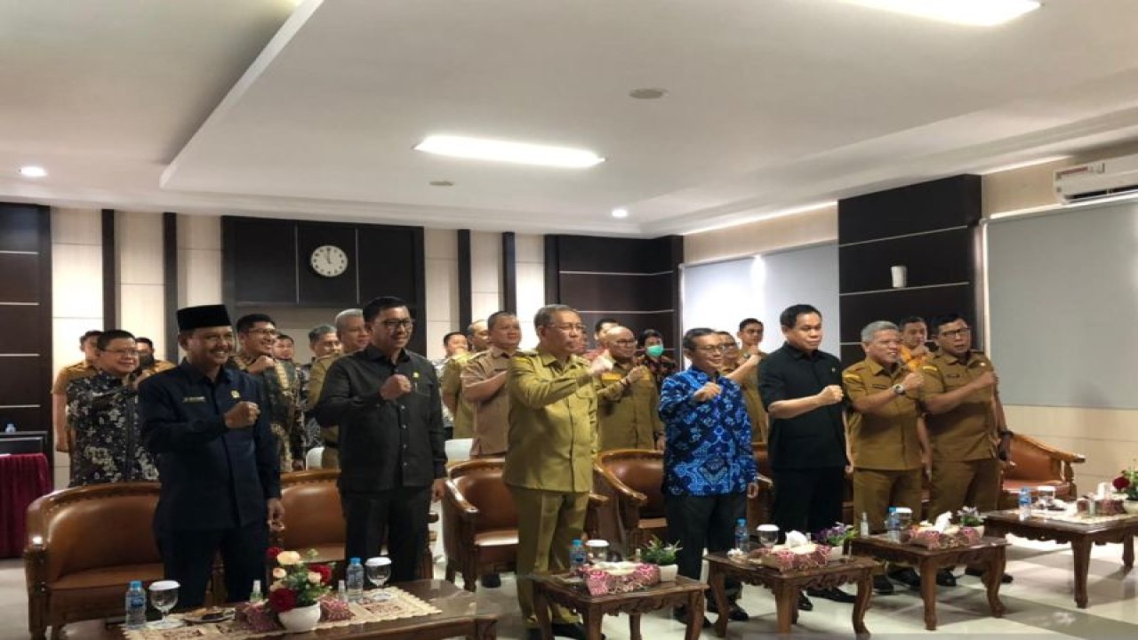 Gubernur Kalbar Sutarmidji saat menghadiri acara penyerahan laporan hasil pemeriksaan kinerja atas efektifitas strategi nasional pencegahan korupsi di Kantor BPK Provinsi Kalbar di Pontianak, Selasa. ANTARA/Sucia Lucinda.