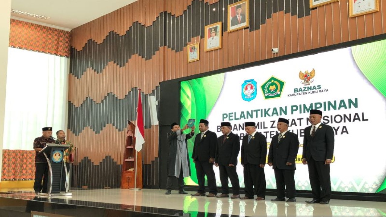 Bupati Kubu Raya, Kalbar, Muda Mahendrawan, melantik pimpinan Baznas di Kubu Raya, Kamis (12/1/2023). (FOTO ANTARA/Sucia Lucinda)