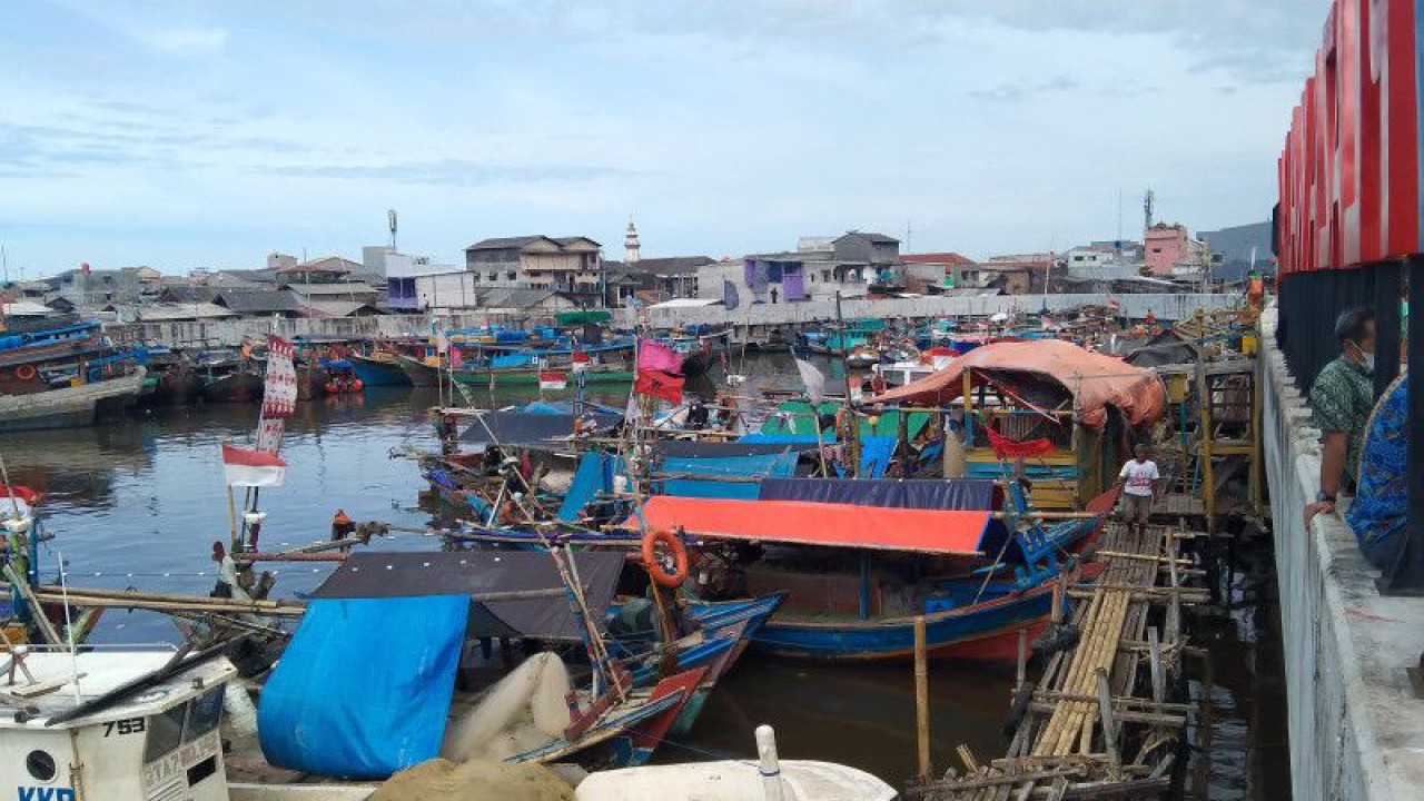 Arsip kawasan padat penduduk di Kalibaru, Jakarta Utara, Jumat (20/1/2023). ANTARA/Dewa Ketut Sudiarta Wiguna