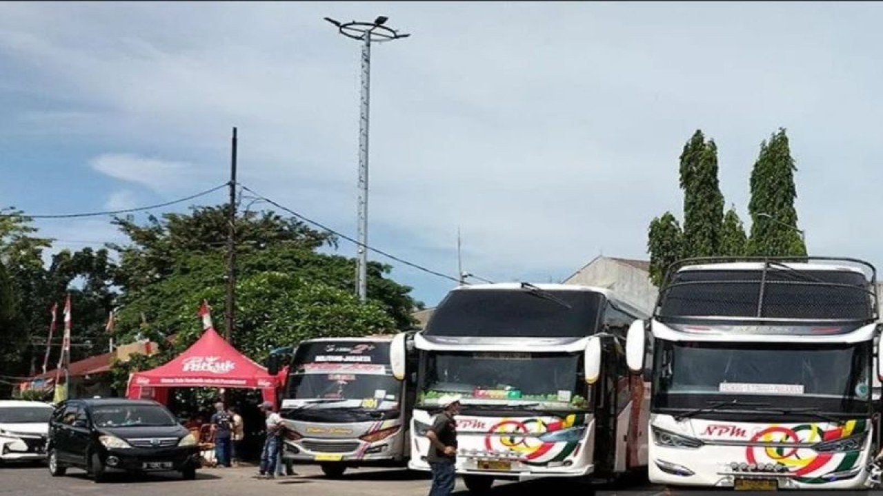 Sejumlah armada berderet di Terminal Bus Antar Kota Antar Provinsi (AKAP) Kalideres, Jakarta Barat, Senin (2/1/2023). (ANTARA/Walda Marison)