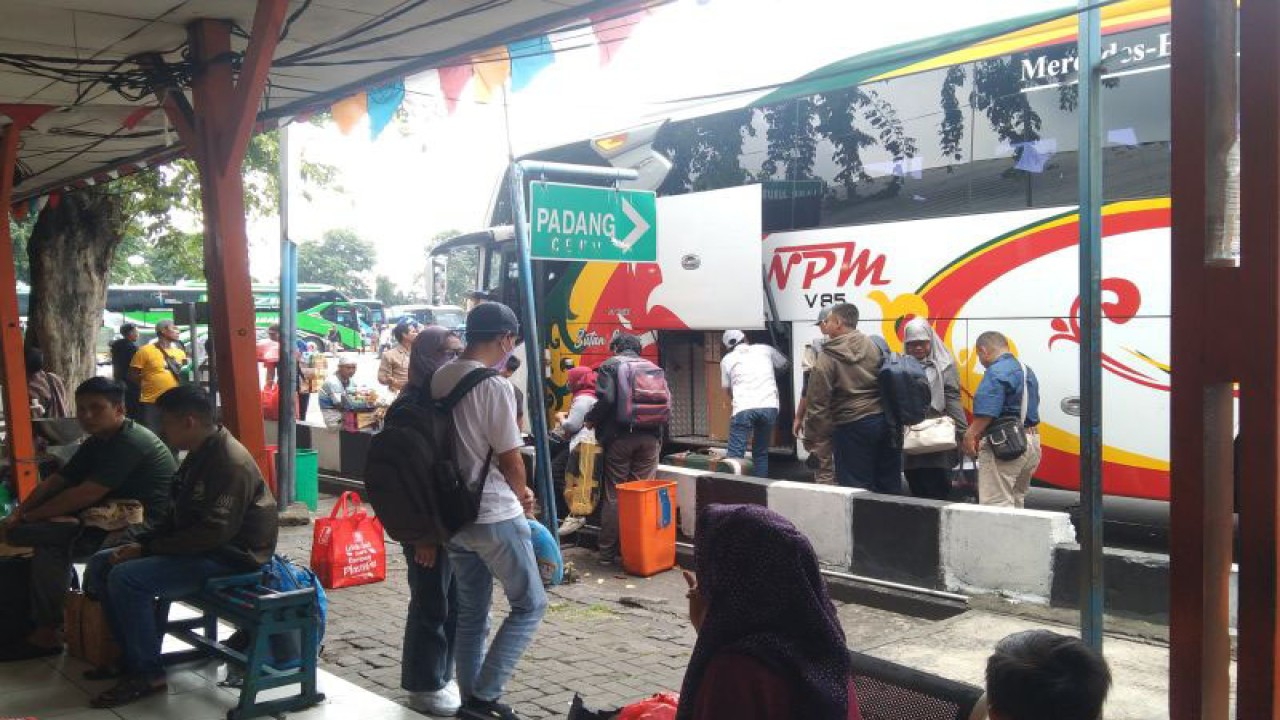 Arsip Foto - Sejumlah calon penumpang bersiap berangkat dari Terminal Kalideres, Jakarta Barat, Sabtu (24/12/2022). ANTARA/Dewa Ketut Sudiarta Wiguna