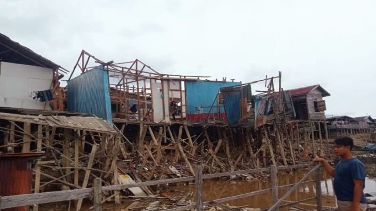 Lima bangunan yang berada di Bantaran Sungai Jalan Kalimantan Kelurahan Pahandut, Kecamatan Pahandut Kota Palangka Raya mengalami kerusakan dampak dari abrasi Sungai Kahayan, Selasa (10/1/2023). ANTARA/Dokumentasi Pribadi