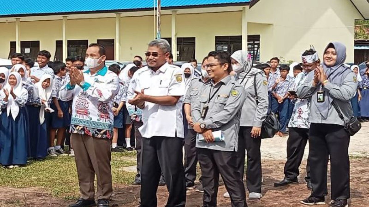 Kepala Dinas Pendidikan Kota Palangka Raya Jayani (kedua kiri) menghadiri suatu kegiatan di salah satu sekolah yang ada di daerah setempat, Rabu (11/1/2023). ANTARA/Adi Wibowo