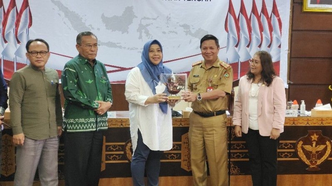 Staf Ahli Gubernur Bidang Kemasyarakatan dan SDM Suhaemi (dua kanan) menyerahkan cenderamata kepada Wakil Ketua Komisi I DPRD Kalsel Siti Noortita saat pertemuan di Palangka Raya, Senin, (9/1/2023). ANTARA/Muhammad Arif Hidayat