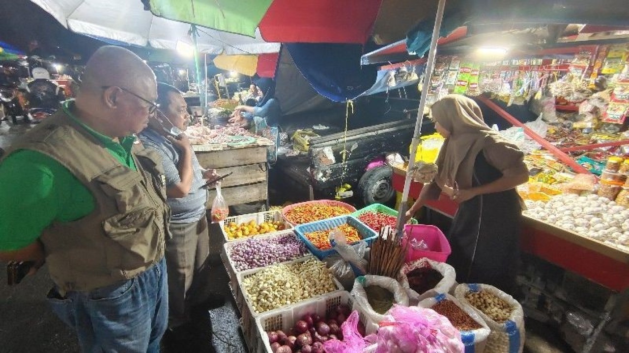 Kadishanpang Kalteng Riza Rahmadi berbincang bersama pedagang di kawasan Pasar Besar Palangka Raya saat melakukan peninjauan di malam hari, Rabu, (11/1/2023). (ANTARA/Muhammad Arif Hidayat)