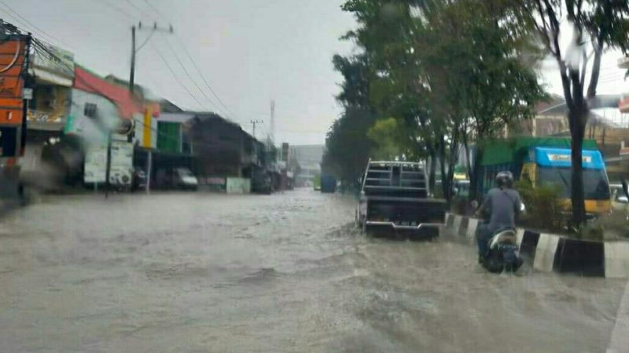 Arsip:, banjir pada ruas jalan di Kota Samarinda, Kaltim, setelah hujan lebat yang mengguyur kawasan itu. (ANTARA / M Ghofar)