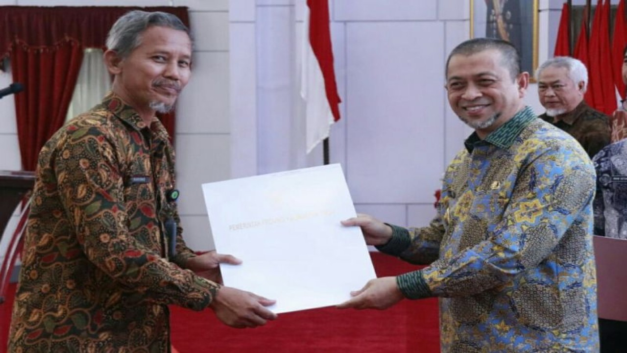 Sekretaris Disbun Kaltim Surono (kiri) menerima piagam penghargaan dari gubernur yang diserahkan Wagub Kaltim Hadi Mulyadi di Samarinda, Kamis (12/1/2023). (Antara/HO Disbun Kaltim)