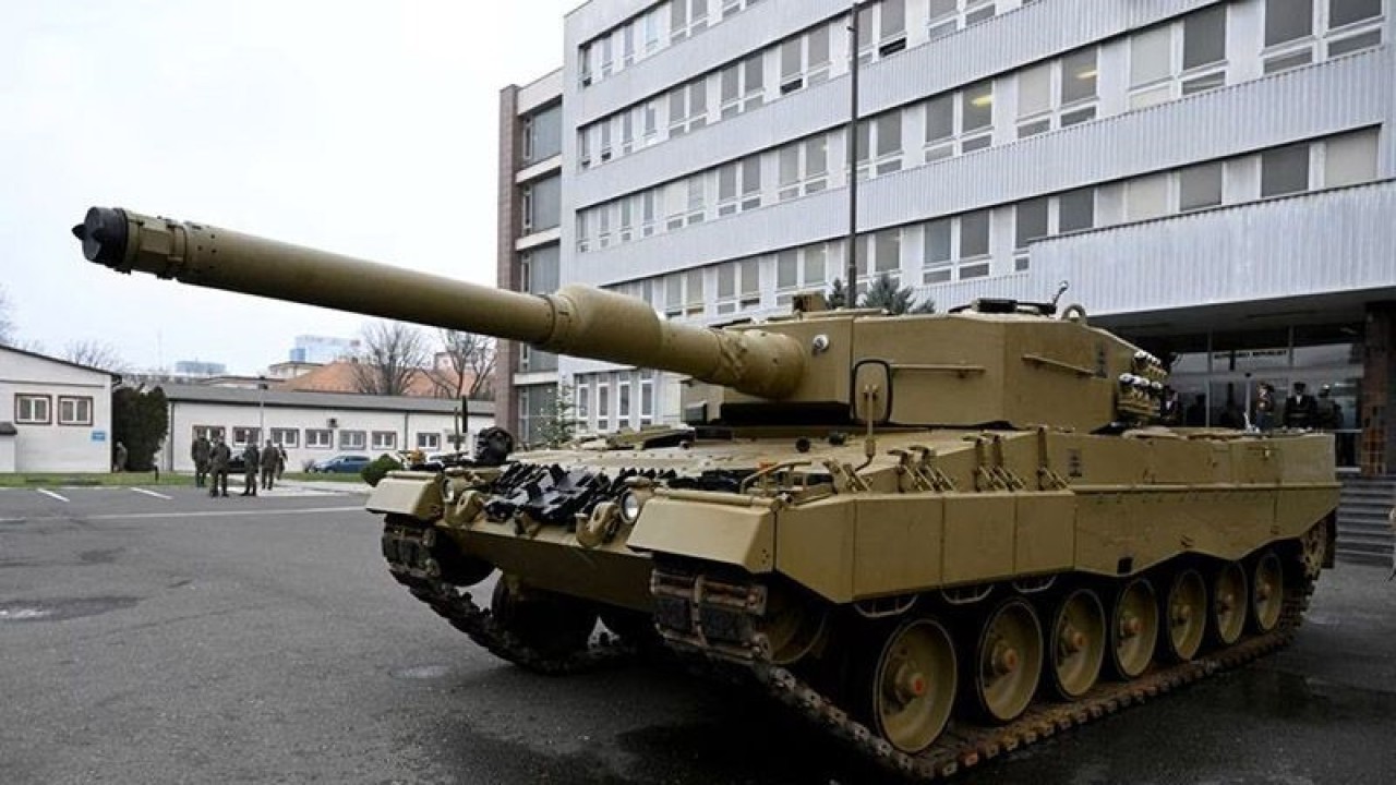 Arsip Foto - Jerman mengirimkan tank Leopard pertamanya ke Slovakia sebagai bagian dari kesepakatan setelah Slovakia menyumbangkan kendaraan tempur ke Ukraina, di Bratislava, Slovakia, Senin (19/12/2022). ANTARA/REUTERS/Radovan Stoklasa/as/am.