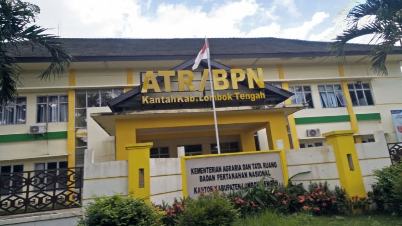 Kantor BPN Lombok Tengah, Nusa Tenggara Barat di Kota Praya (ANTARA/Akhyar)