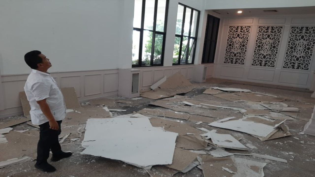 Plafon kantor DPRD Kepri di Kota Tanjungpinang ambruk akibat cuaca ekstrem, Rabu (11/1). (Ogen)
