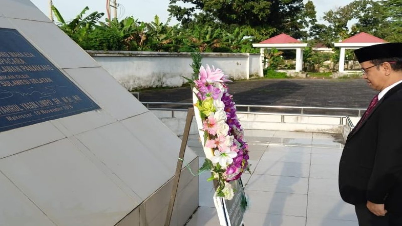 Kepala Kanwil Kementerian Agama Provinsi Sulawesi Selatan Khaeroni pada kegiatan tabur bunga dalam rangka memperingati Hari Amal Bhakti (HAB) ke-77 Kemenag RI di Taman Makam Pahlawan Panaikang Makassar, Senin (2/01/2023). ANTARA Foto/HO-Humas Kemenag Sulsel
