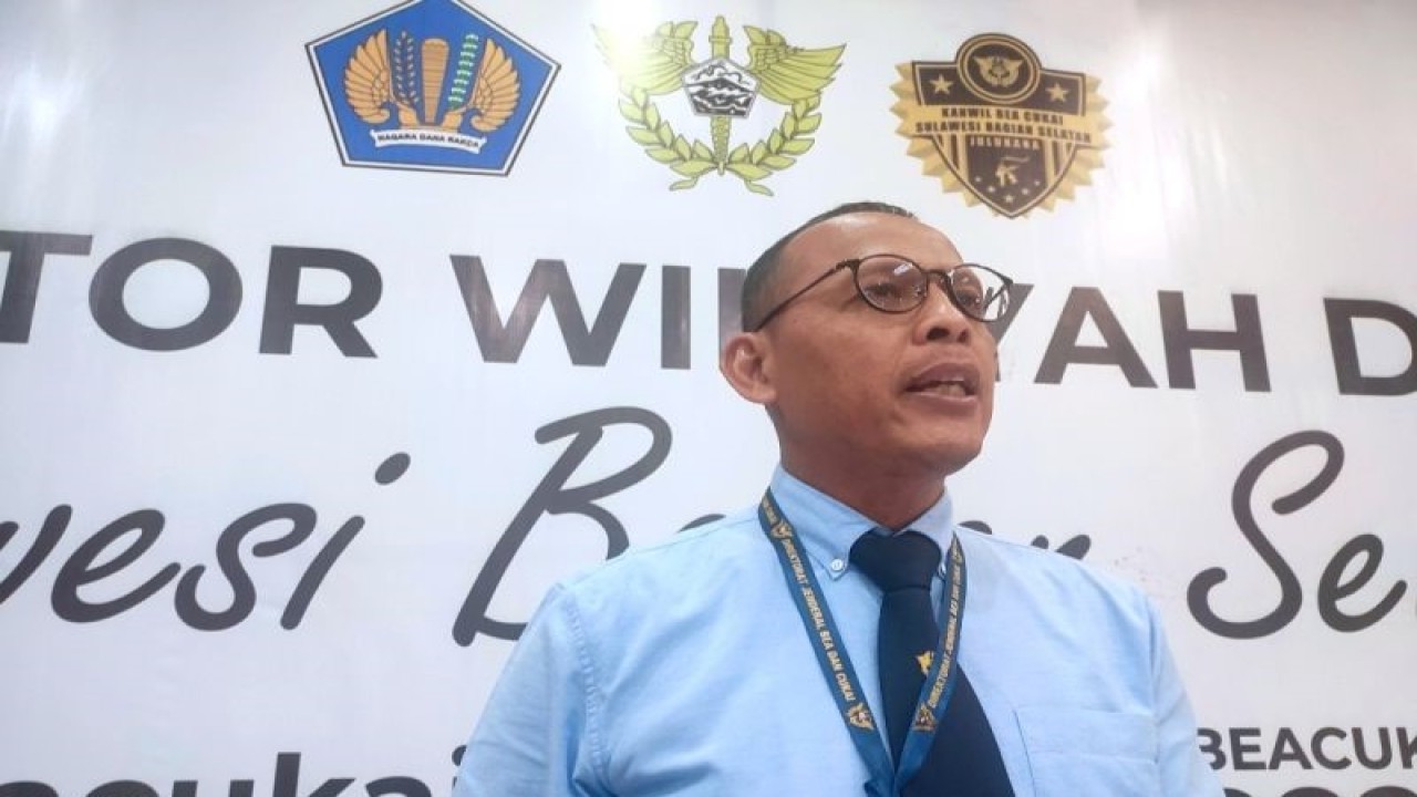 Kepala Kantor Wilayah Direktorat Jenderal Bea Cukai (DJBC) Sulwesi bagian selatan (Sulbangsel) Nugroho Wahyu Widodo di kantornya Jalan Satando Makassar, Sulawesi Selatan. ANTARA/Darwin Fatir.