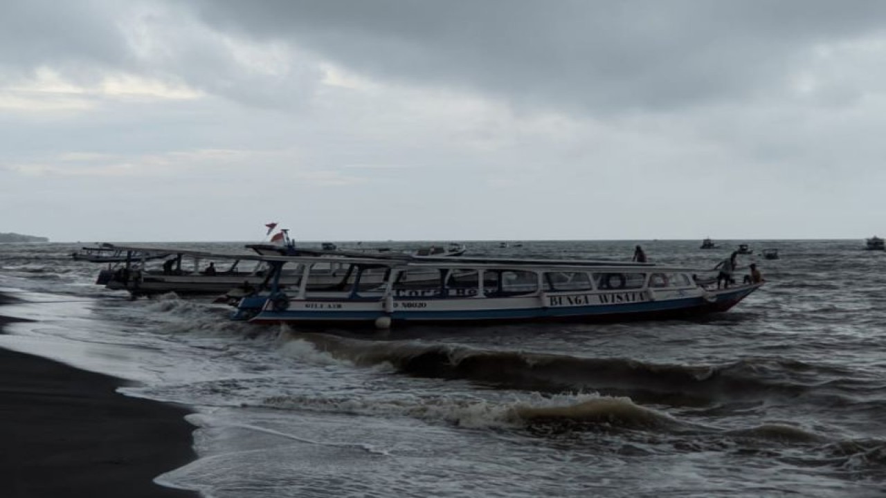 Kapal angkutan publik di Pelabuhan Bangsal, Kabupaten Lombok Utara, Nusa Tenggara Barat (FOTO ANTARA/Akhyar)
