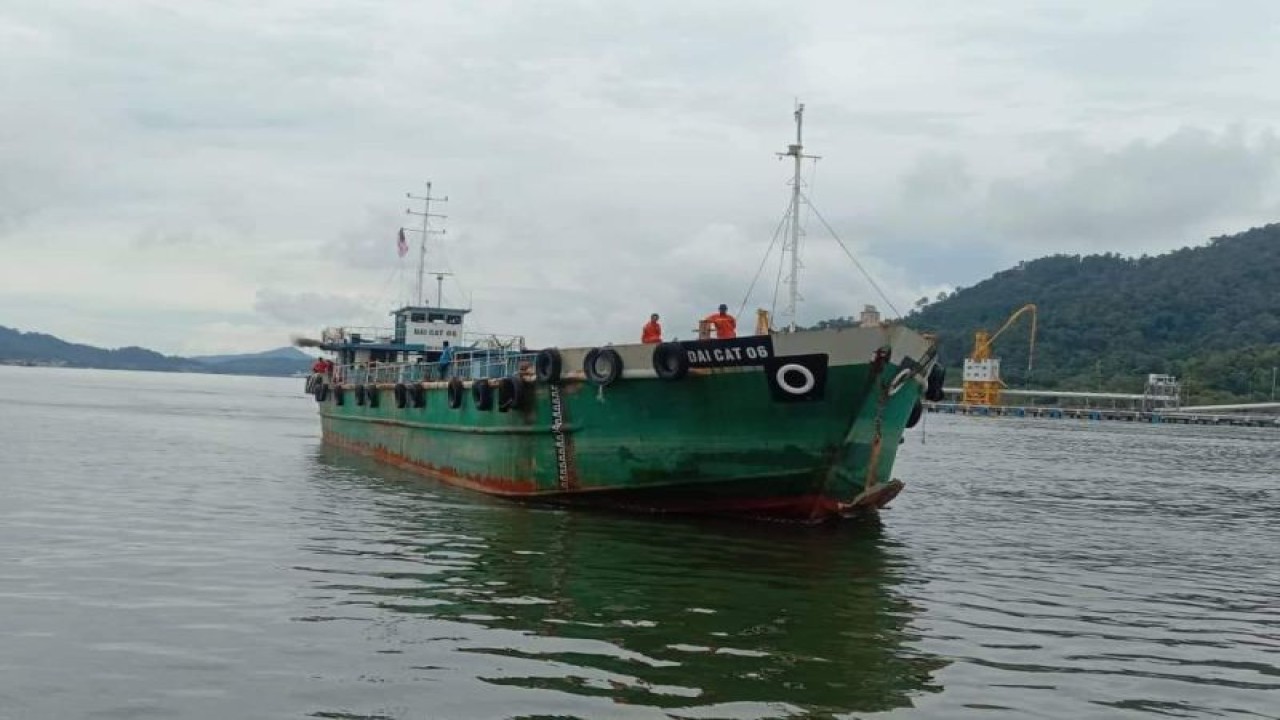 Kapal MV DAI CAT 06 asal Malaysia yang dilaporkan hilang saat berlayar di perairan Natuna pada 8 Januari 2023. (FOTO ANTARA/HO-Basarnas Natuna/Cherman)