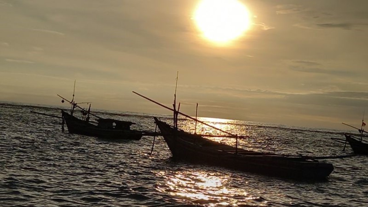 Kapal nelayan yang berada di pesisir pantai Malabero Kota Bengkulu. ANTARA/Anggi Mayasari