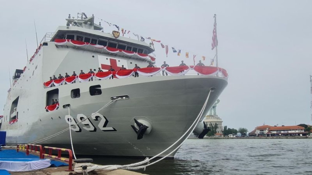 Kapal Rumah Sakit KRI dr. Radjiman Wedyodiningrat-992. (ANTARA/Abd Malik Ibrahim)