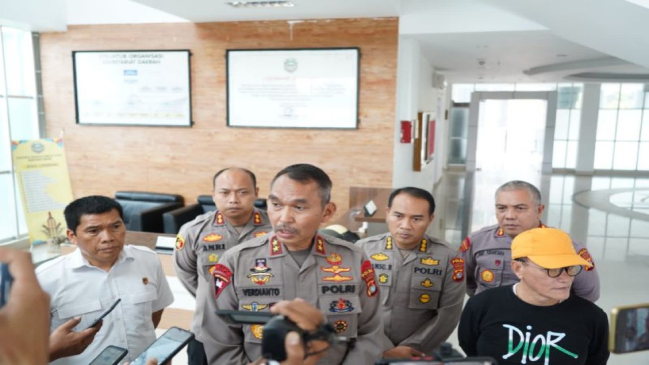 Kapolda Sulbar Inspektur Jenderal Polisi Verdianto Iskandar Bitticaca (tengah) usai melakukan pertemuan dengan unsur forkopimda di Kabupaten Mamuju Tengah, Selasa (24/1/2023). ANTARA/HO-Humas Polda Sulbar